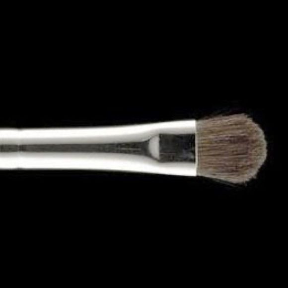 Mac 213 SE fluff brush- new - Picture 1 of 4